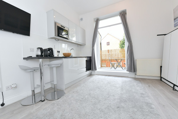 LG 2-2 · London Studios Shepherds Bush near Central Line