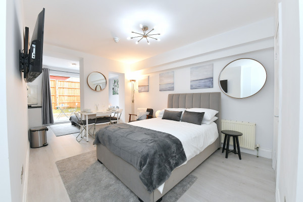 LG 1-2  · London Studio Close to Central Line Shepherds Bush
