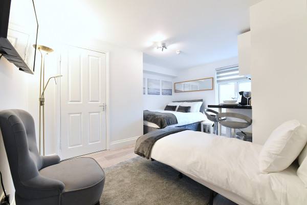 LG 6-1 · London Studio Close to Central Line Shepherds Bush