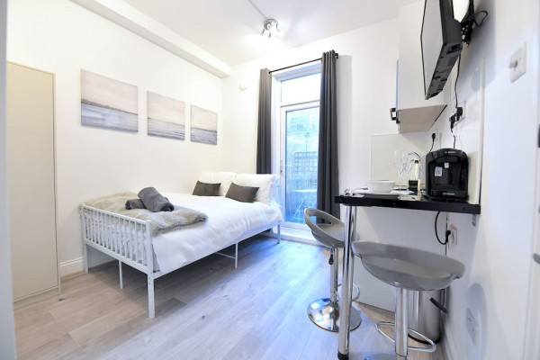 DR29 B2 · London Studios Fulham near District Line