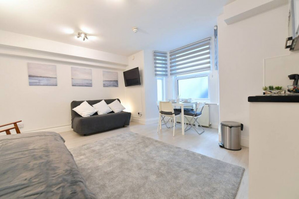 LG 1-1 · London Studio Close to Central Line Shepherds Bush