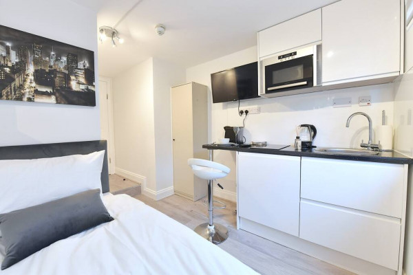 DR29 B3 · London Studios Fulham near District Line
