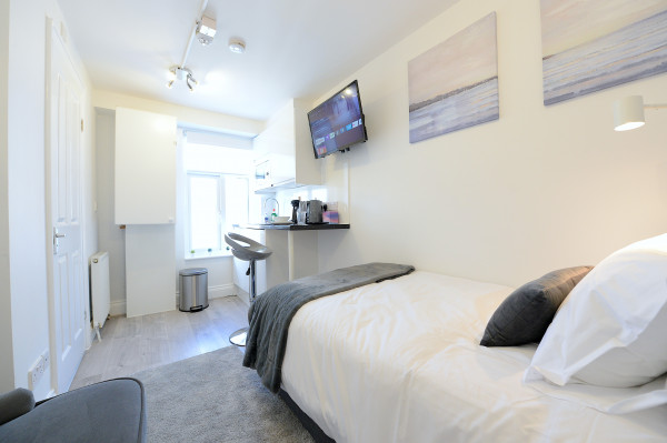 LG 6-2 · London Studio Close to Central Line Shepherds Bush
