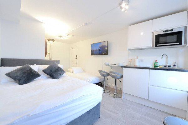 LG 3-1 · Central London New Studio Awesome Close Westfield