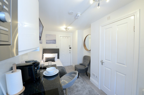 LG 4-2 · London Studio Close to Central Line Shepherds Bush