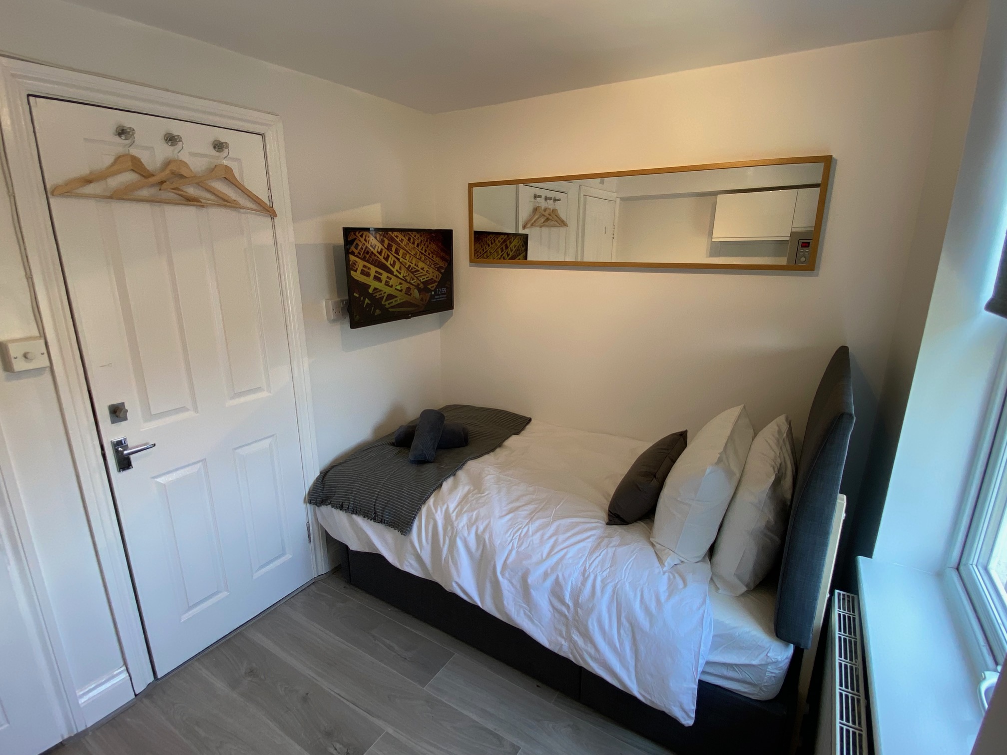 LG 5-2 · London Studio Close to Central Line Shepherds Bush