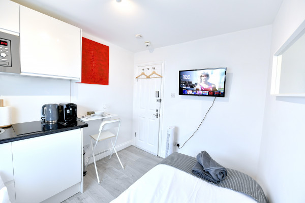 DR29 C1 · London Studios Fulham near District Line