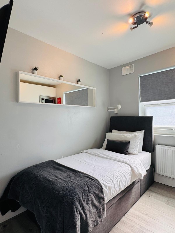 DR29 C1 · London Studios Fulham near District Line