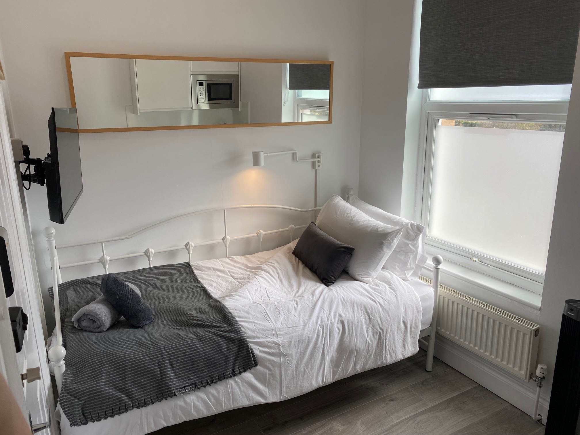 LG 3-2 · London Studio Close to Central Line Shepherds Bush