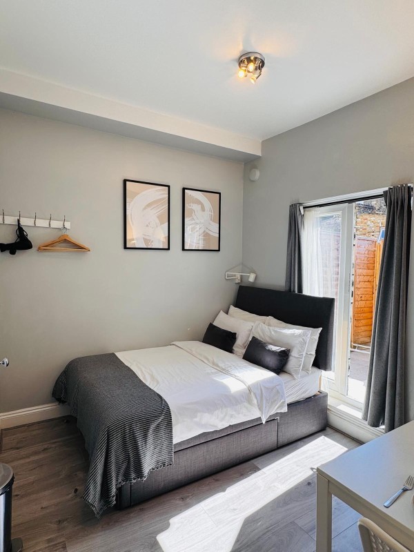 DR37 B2 · London Studios Fulham near District Line
