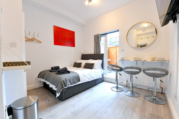 DR37 B2 & 3 · London Studios Fulham near District Line