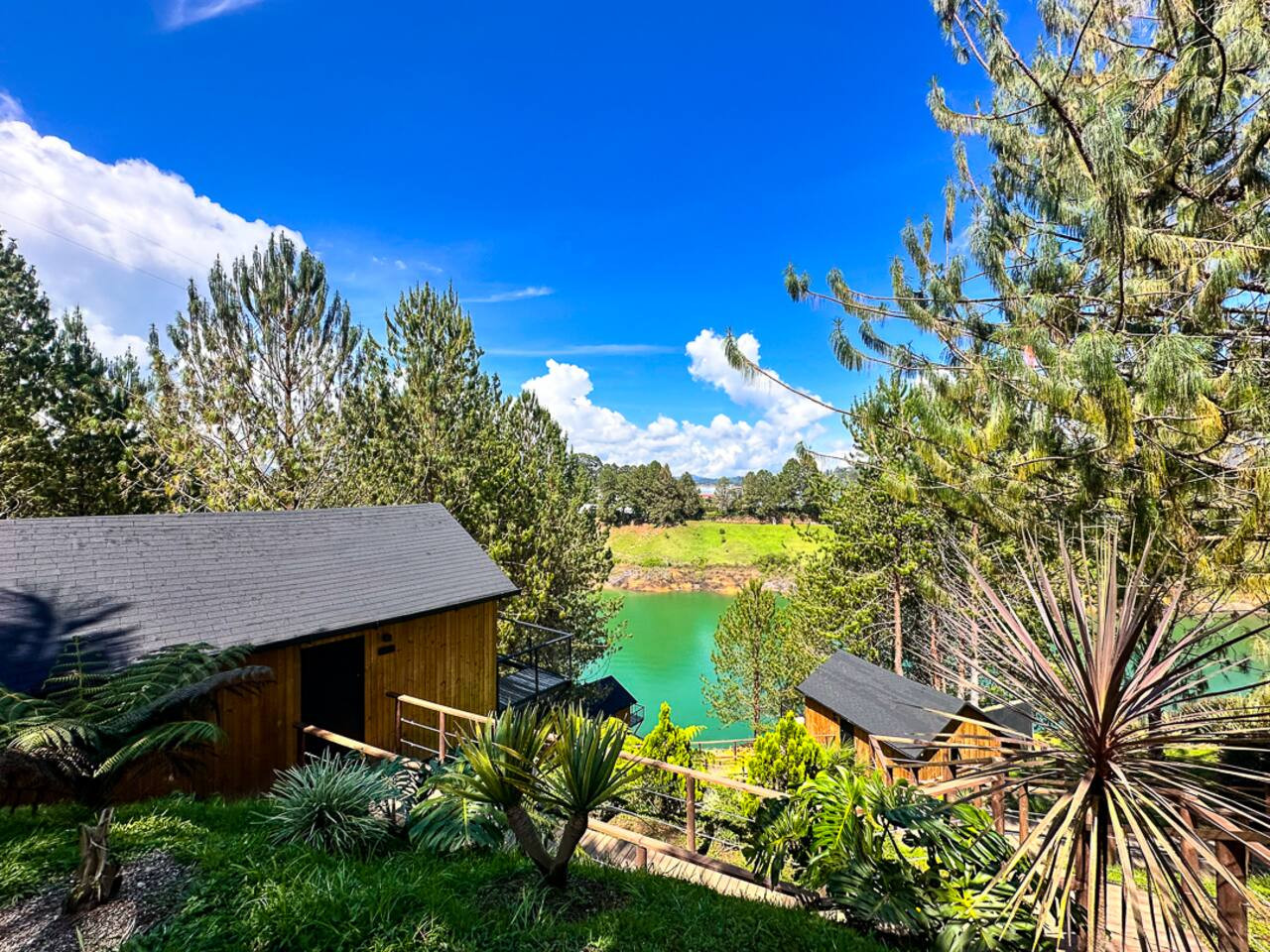 Cabin • Jacuzzi + Lake View + Forest