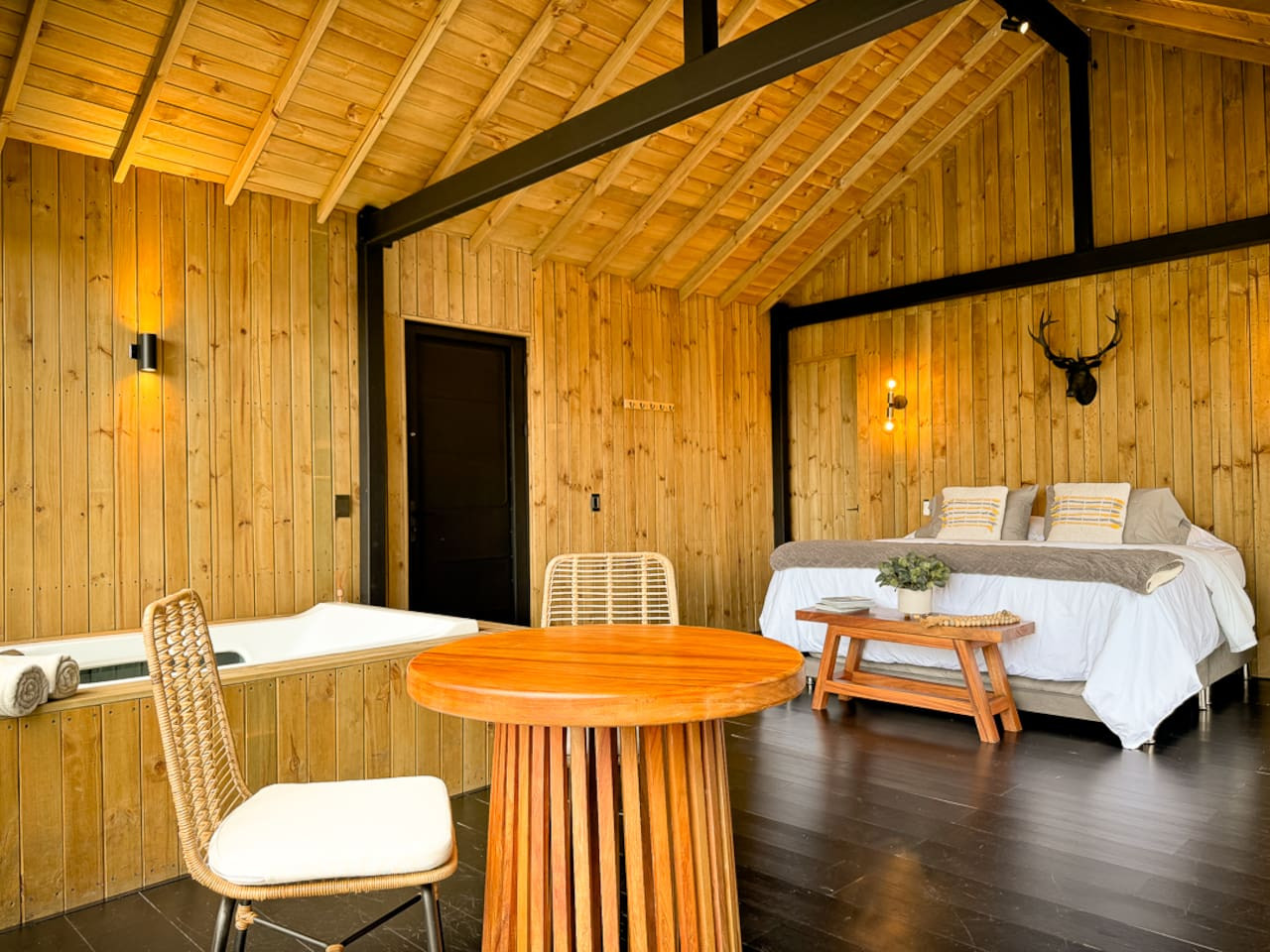 Cabin • Jacuzzi + Lakefront + Forest