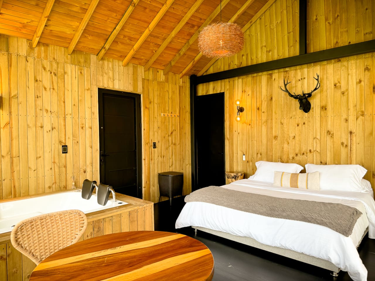 Cabin • Jacuzzi + Reservoir front