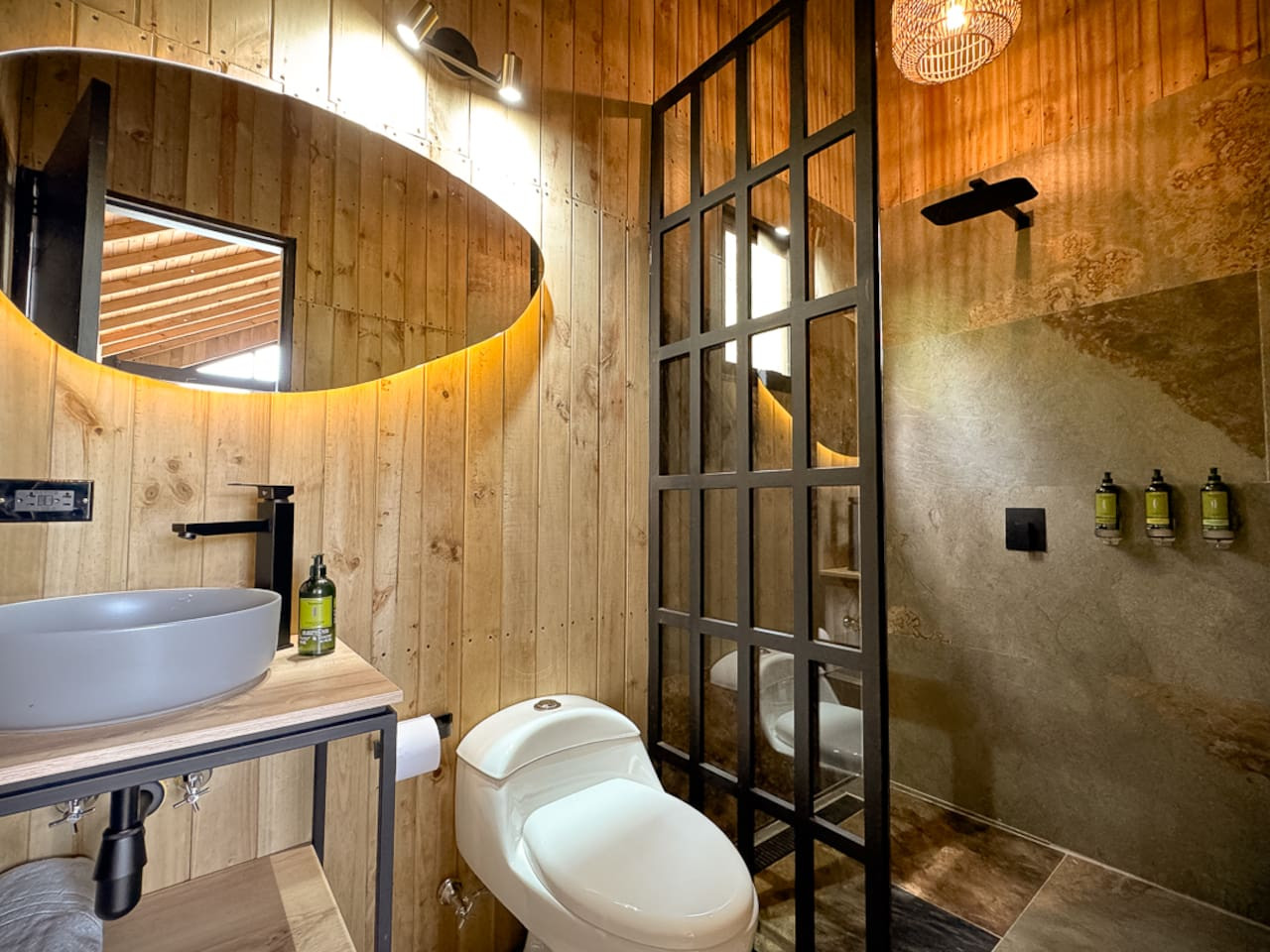 Cabin • Jacuzzi + Reservoir front