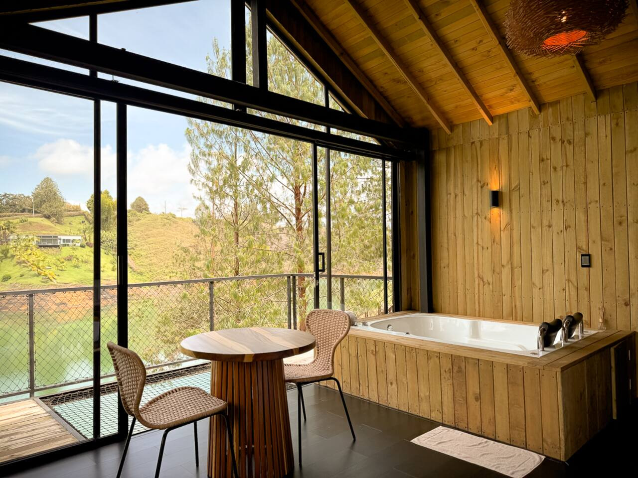 Cabin • Jacuzzi + Reservoir front