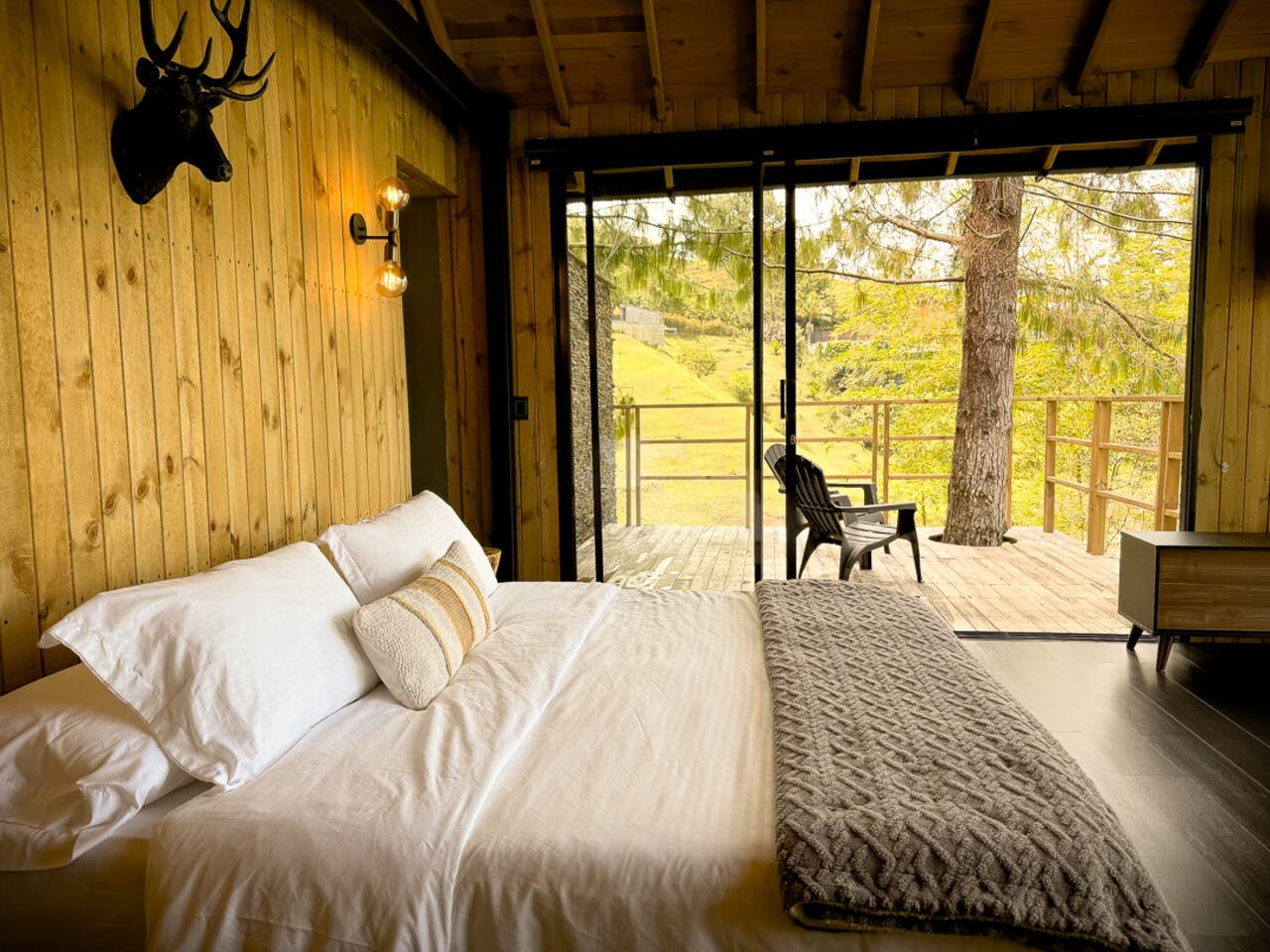 Cabin • Jacuzzi + Reservoir front