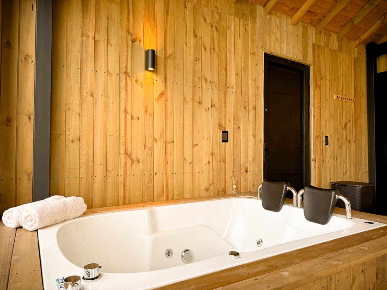Cabin • Jacuzzi + Reservoir front