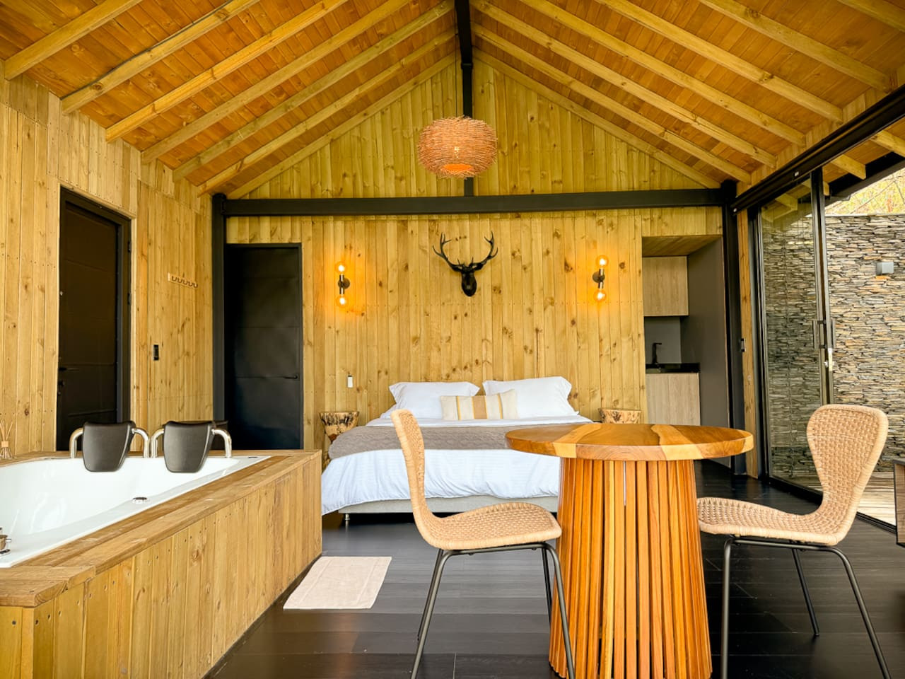 Cabin • Jacuzzi + Reservoir front