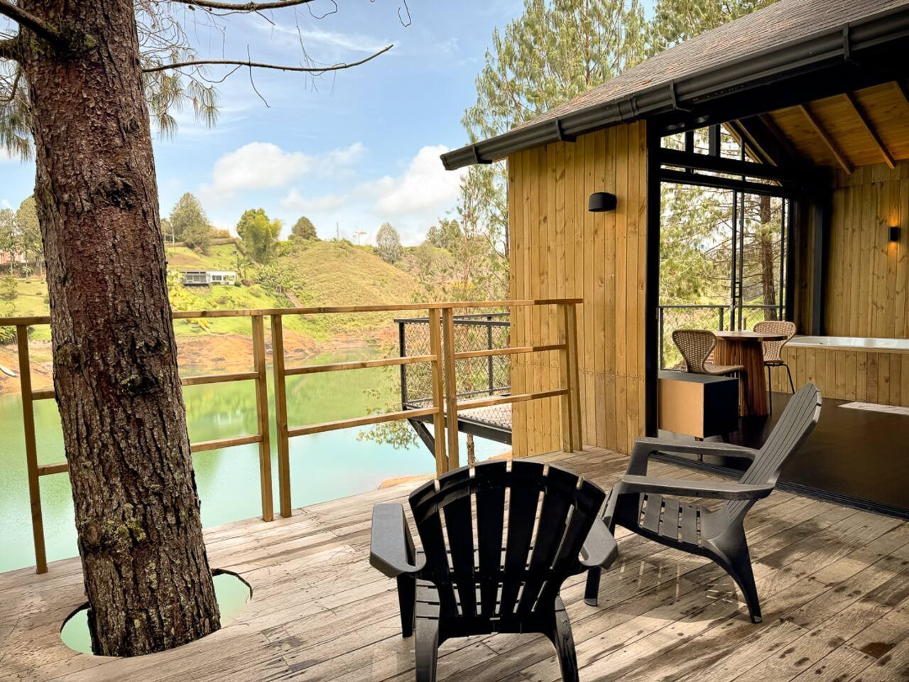 Cabin • Jacuzzi + Reservoir front