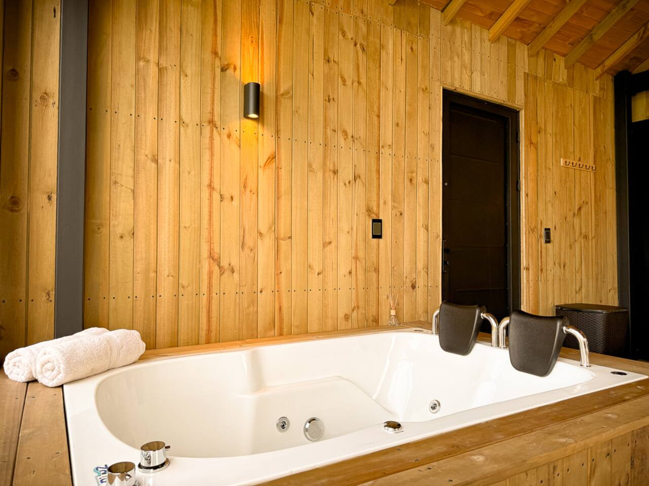 Cabin • Jacuzzi + Reservoir front