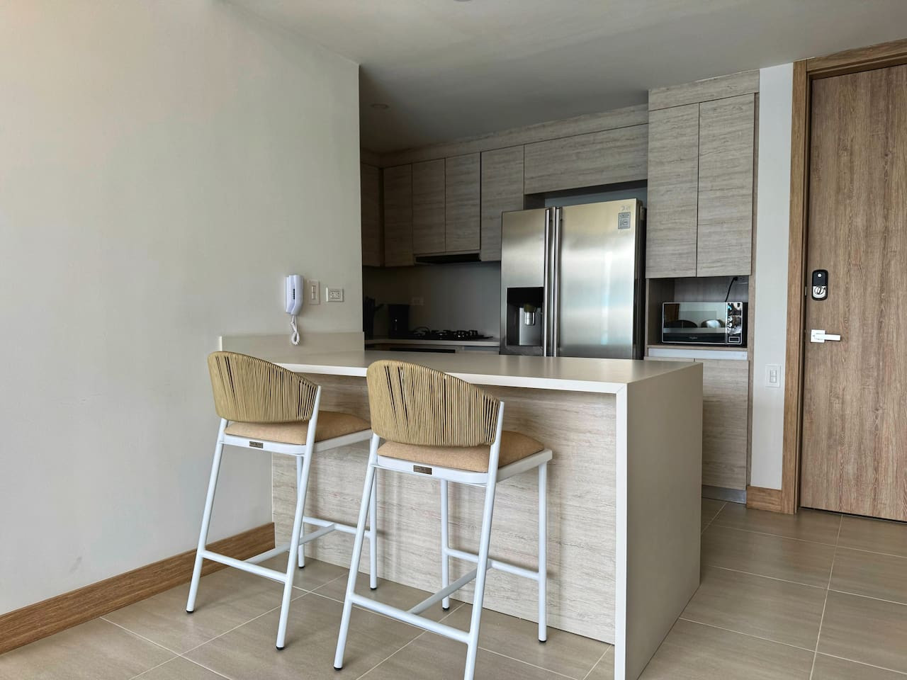 ¡Moderno apartamento + Vista al mar!