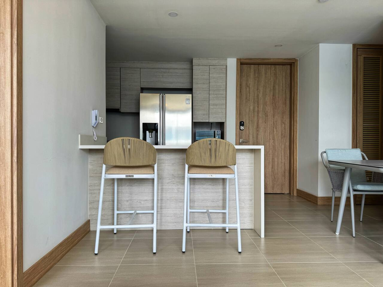 ¡Moderno apartamento + Vista al mar!