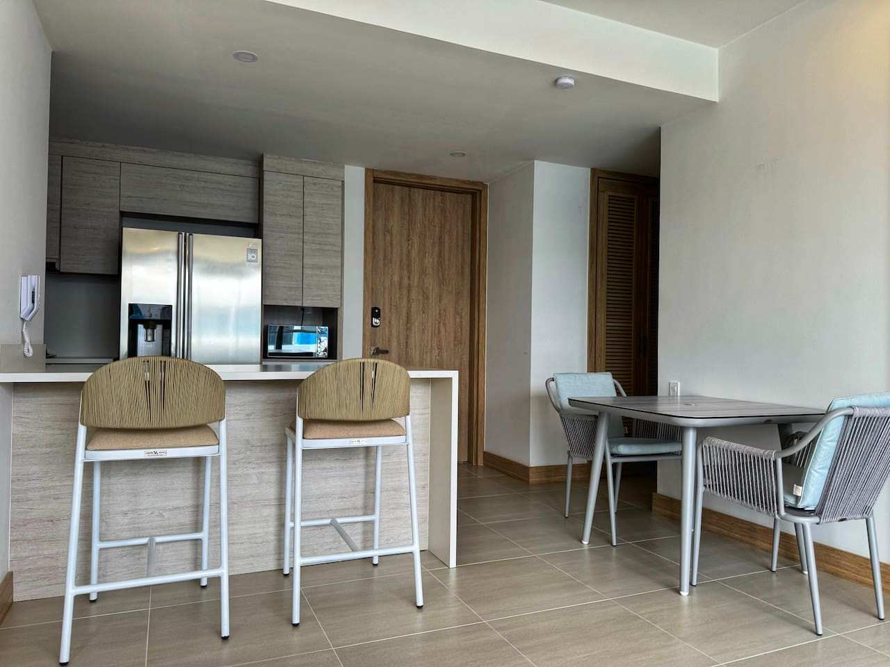 ¡Moderno apartamento + Vista al mar!