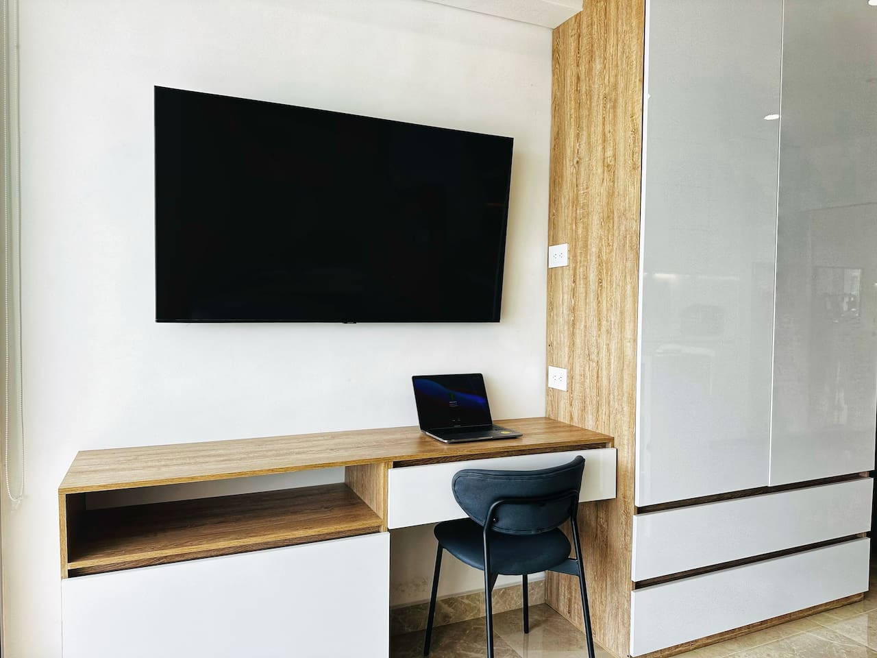 Amazing loft - 2 minutes from the airport!