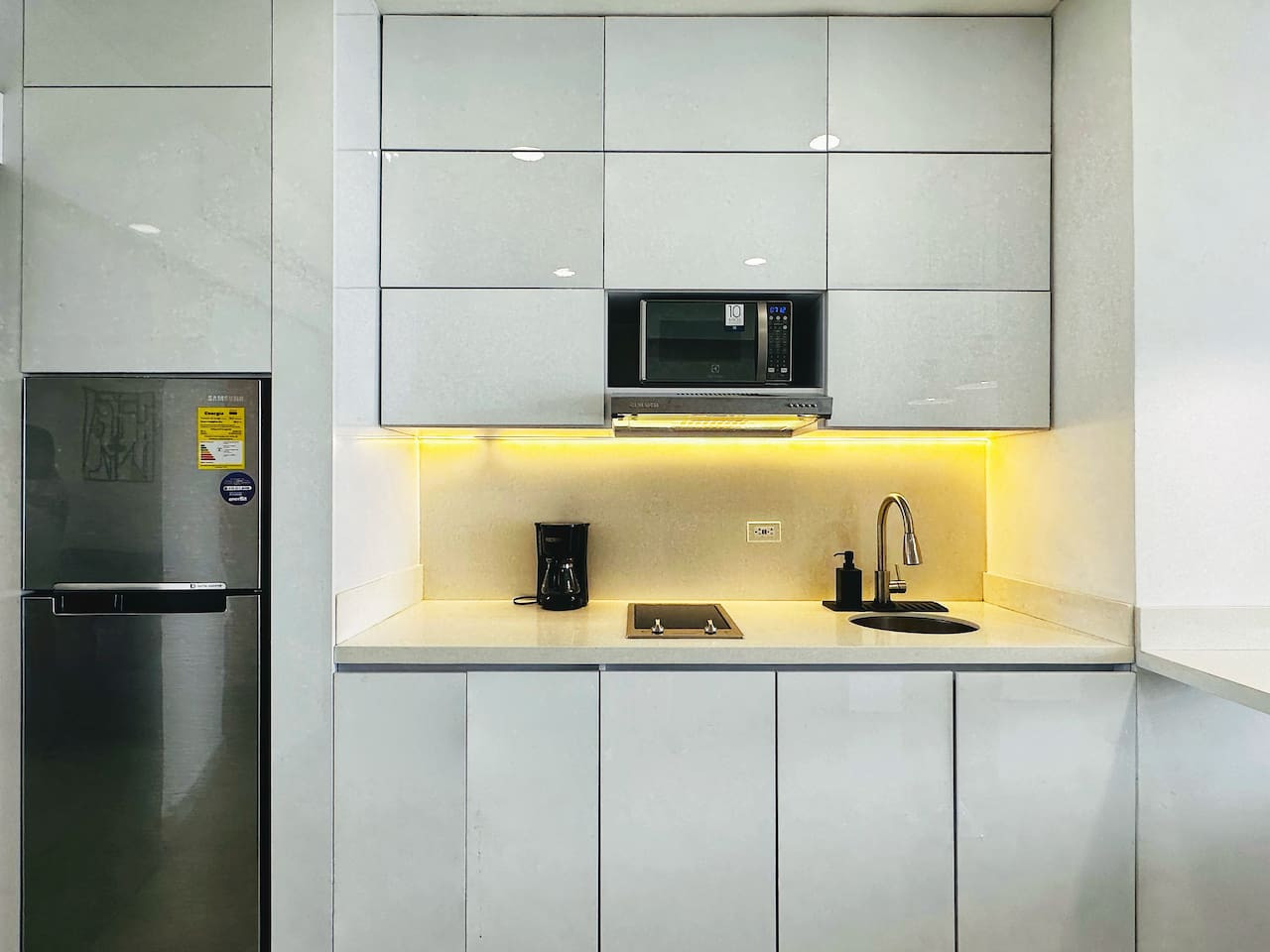 Amazing loft - 2 minutes from the airport!