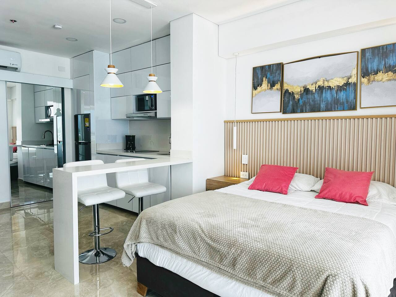 Amazing loft - 2 minutes from the airport!