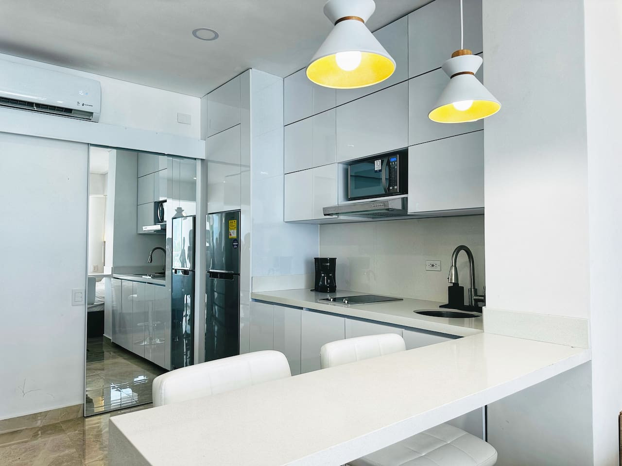 Amazing loft - 2 minutes from the airport!