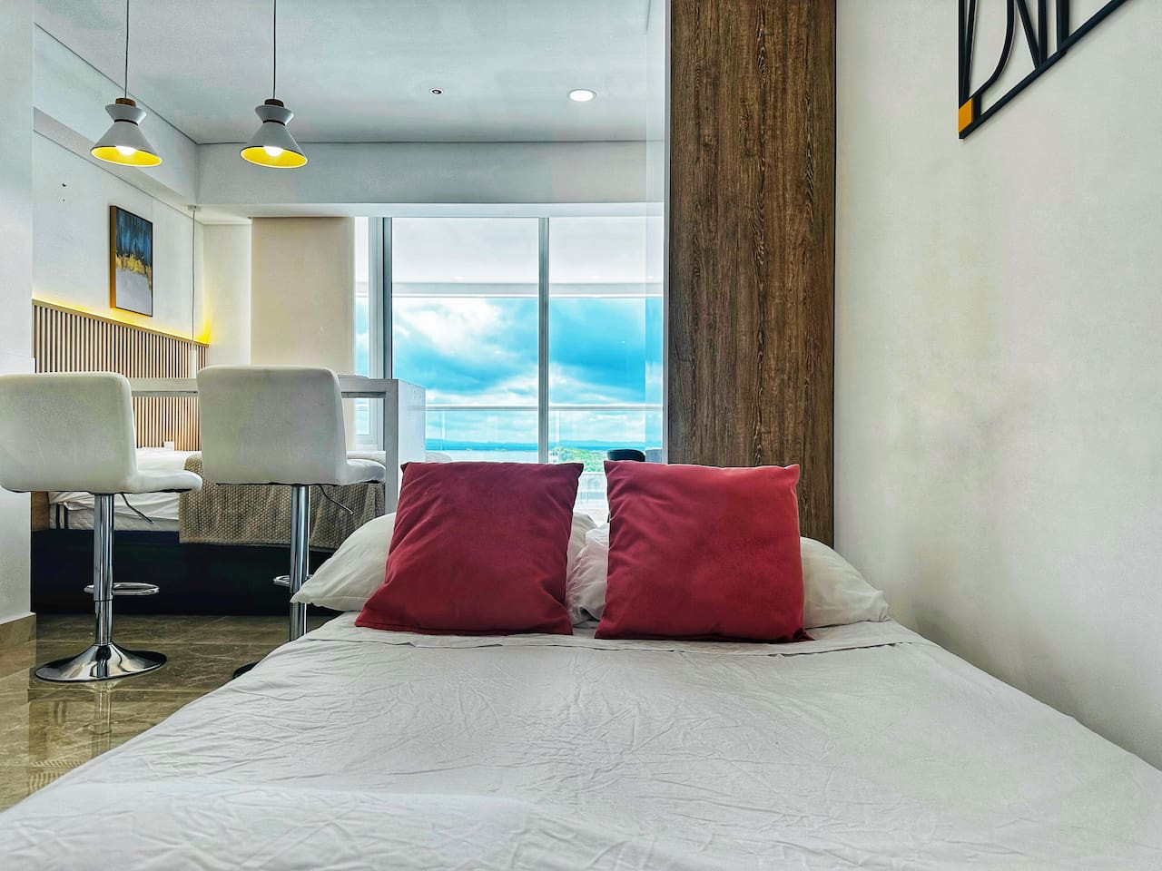 Amazing loft - 2 minutes from the airport!