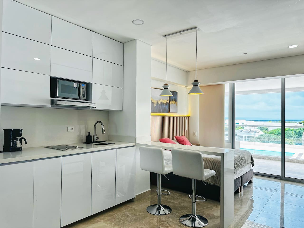 Amazing loft - 2 minutes from the airport!