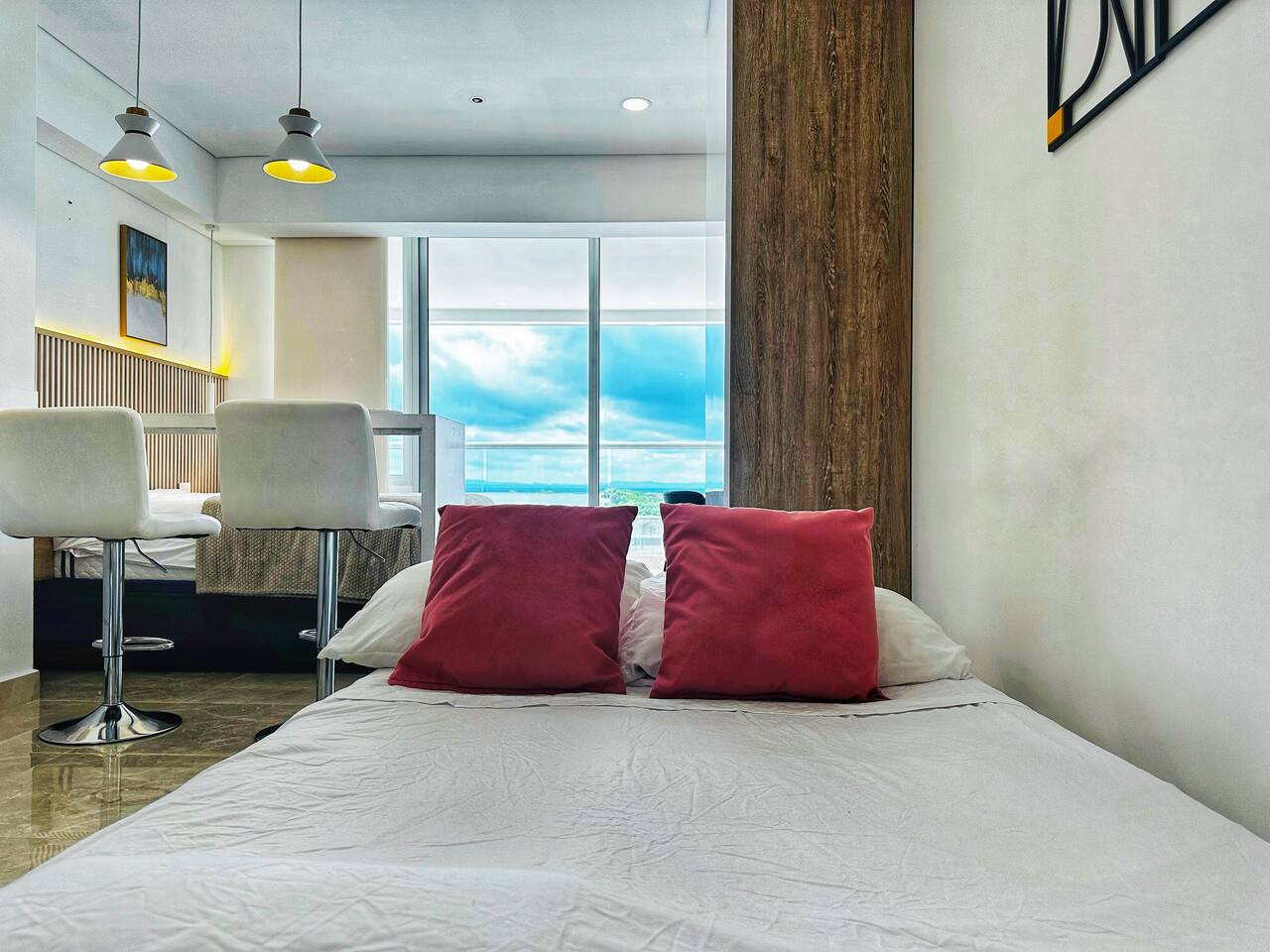 Amazing loft - 2 minutes from the airport!