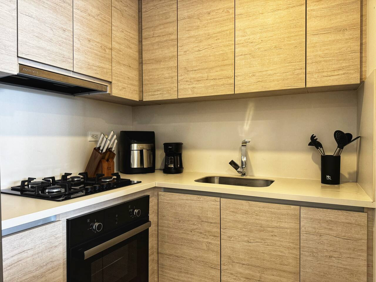 Shoreline Escape + Private Pool + Beach!