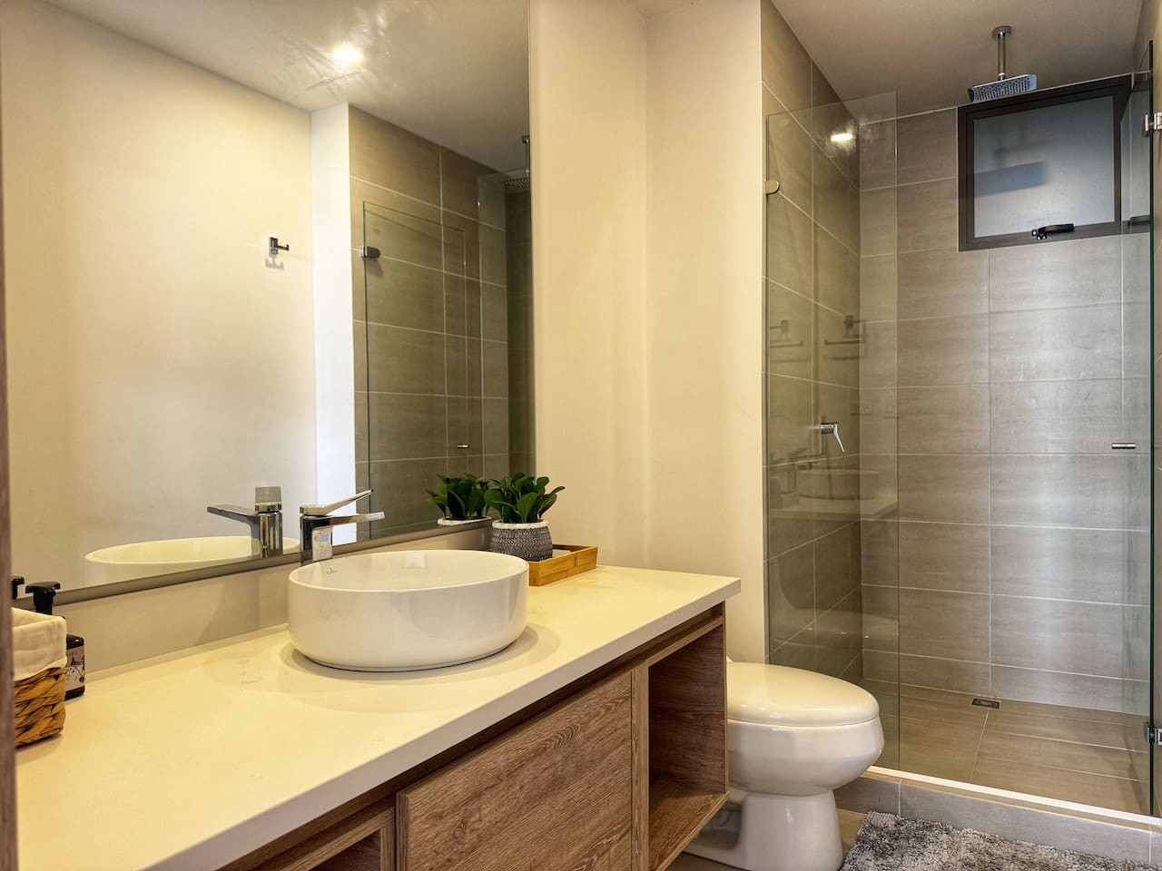 Shoreline Escape + Private Pool + Beach!