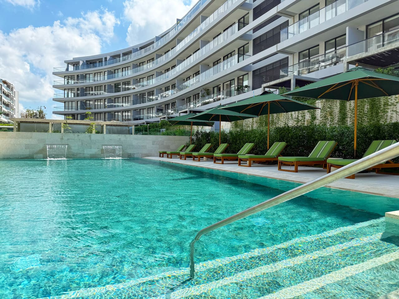 Magnificent Apartment + Beach + Jacuzzis!