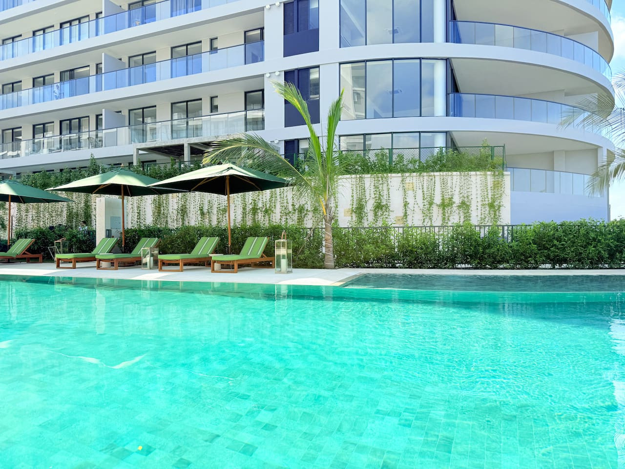 Magnificent Apartment + Beach + Jacuzzis!