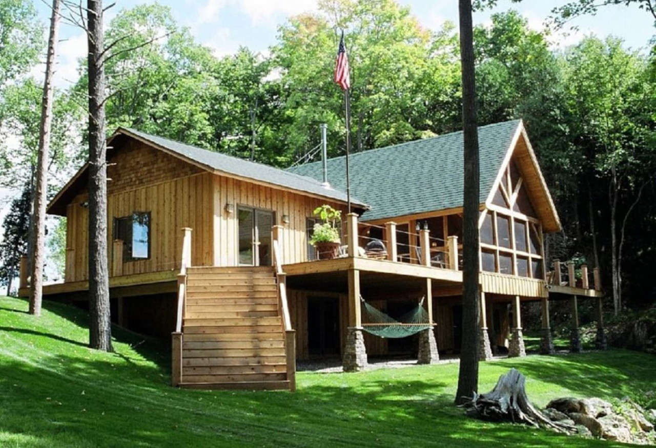Hot Tub, Sauna And Private Beach Retreat - Stunning Cedar Ranch - Colchester, VT