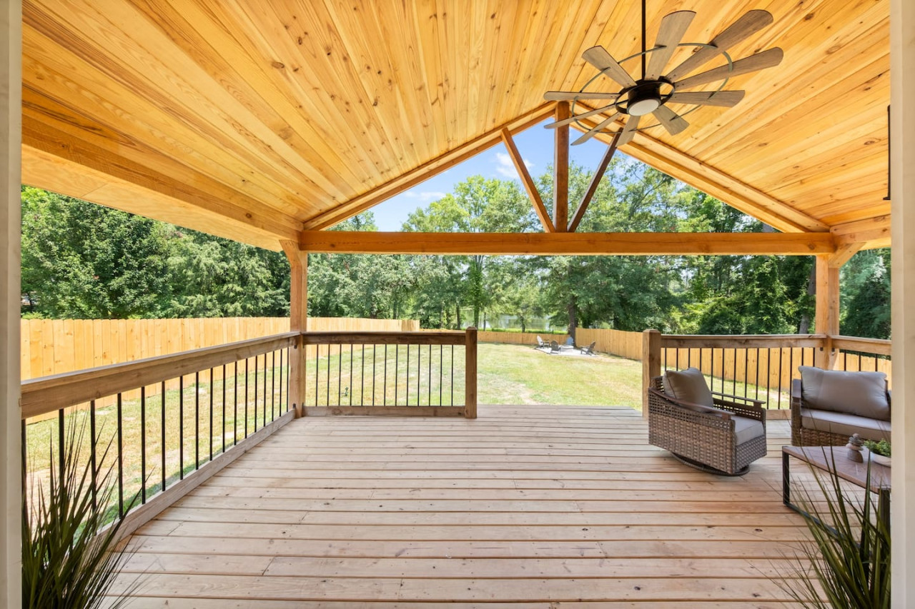 Lakeside Retreat With Fire Pit And Spacious Deck - Beautifully Inviting Home - Macon, GA