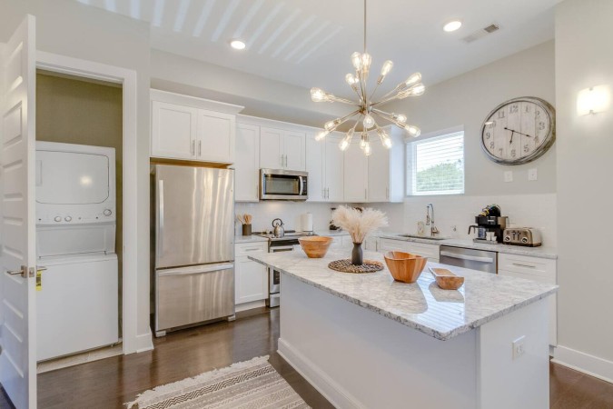 Modern Luxe Townhome | Rooftop Terrace | Spacious