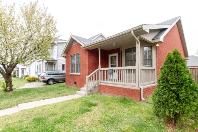 Bright & Fresh | Large Backyard | Mins to Broadway