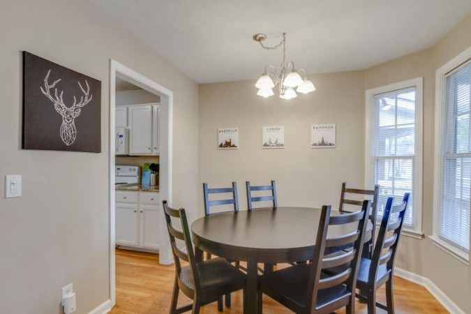 Bright & Fresh | Large Backyard | Mins to Broadway