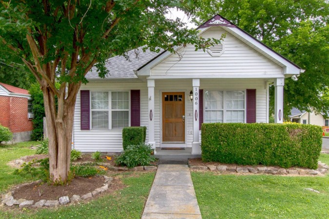 Charming Germantown Retreat | Private Backyard
