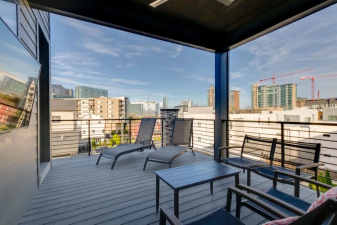 Spacious Gulch Mansion | Super Skyline Views