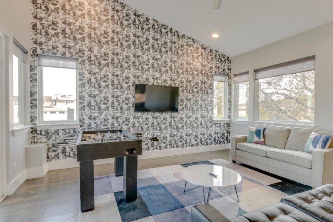 Spacious Gulch Mansion | Super Skyline Views