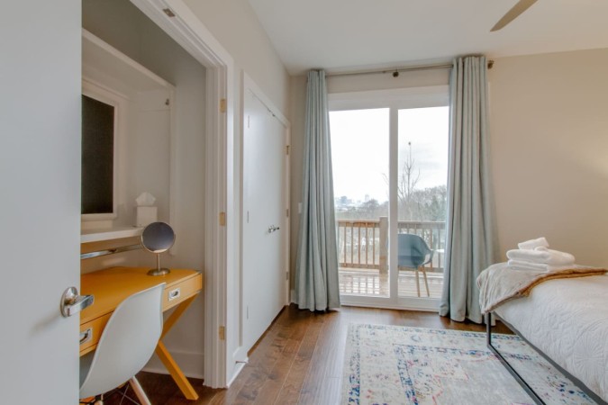 Top Skyline Views | 2 Balconies | Sleeps 8
