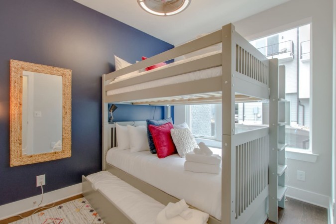 Top Skyline Views | 2 Balconies | Sleeps 8