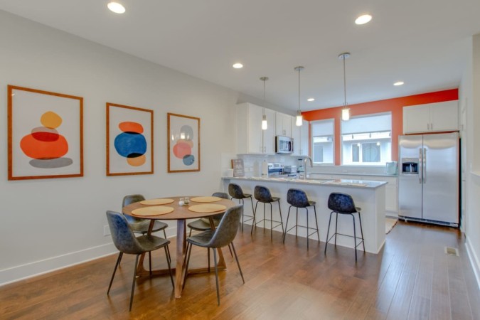 Top Skyline Views | 2 Balconies | Sleeps 8